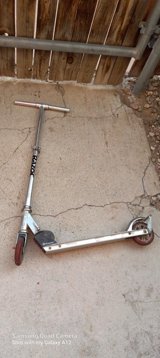 In Exallant Working Condition Razor Scooter Adjustable For Your Size $15 Pick Up At Country Club And Grant Check Out All Pictures