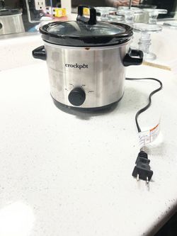 Small crockpot with lid