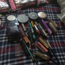 Cosméticos. Polvos $7-  Delineadores Y Laviales $3-