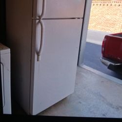 Excellent Working Frigidaire Refrigerator With Ice Maker Option 