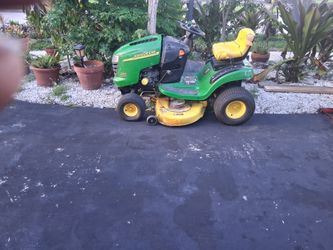 Jhon deere tractor working 650.