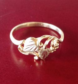 VINTAGE 10 K GOLD BLACK HILLS TRI COLOR RING