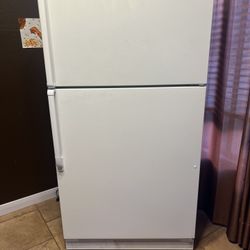Whirlpool Refrigerator  w/ Icemaker