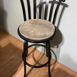 Swivel bar stool