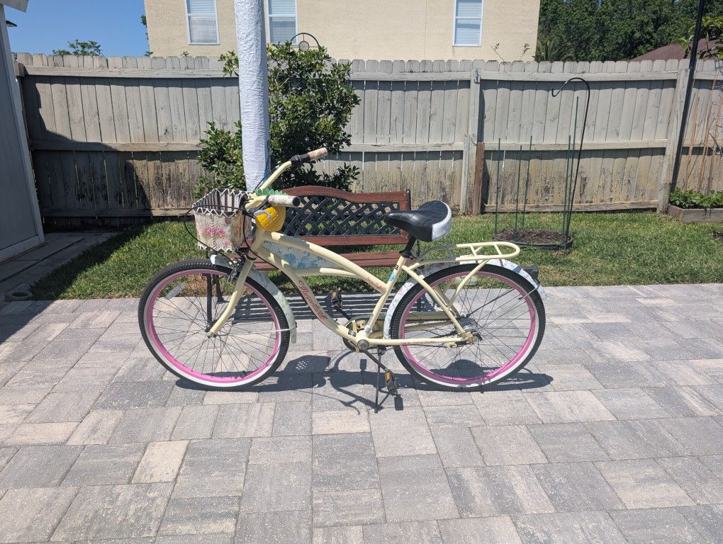 Women 26" Beach Cruiser 3 Gears, Basket and Rack, Excellent Condition , $75