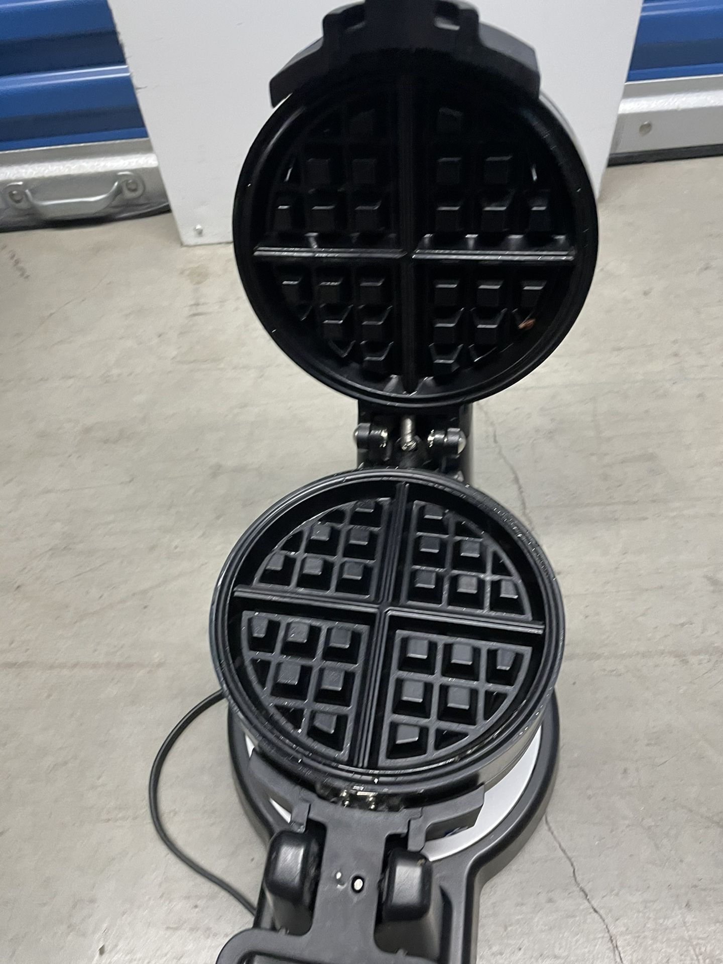 Waring Commercial Double Vertical Belgian Waffle Maker – 120V 1400W