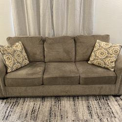 🏡 Moving Sale – Cozy 3-Seater Couch w/ Nailhead Trim! 🛋️