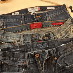 Men’s Lucky Jeans-4 pairs W28 L32 and one pair of Banana Republic dress pants size 29X32