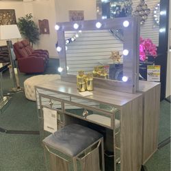 Three piece vanity set