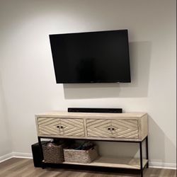 55”Tv With Wall Mount 