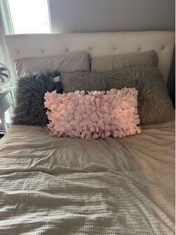 Girls bed (mattress and bedding included)