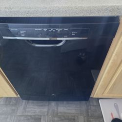 NICE  - GE 24" DISHWASHER  IN BLACK - WORKS LIKE A CHAMP