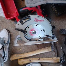 Milwaukee M18 Brushless 7-1/4" Circular Saw  With Battery And Charger