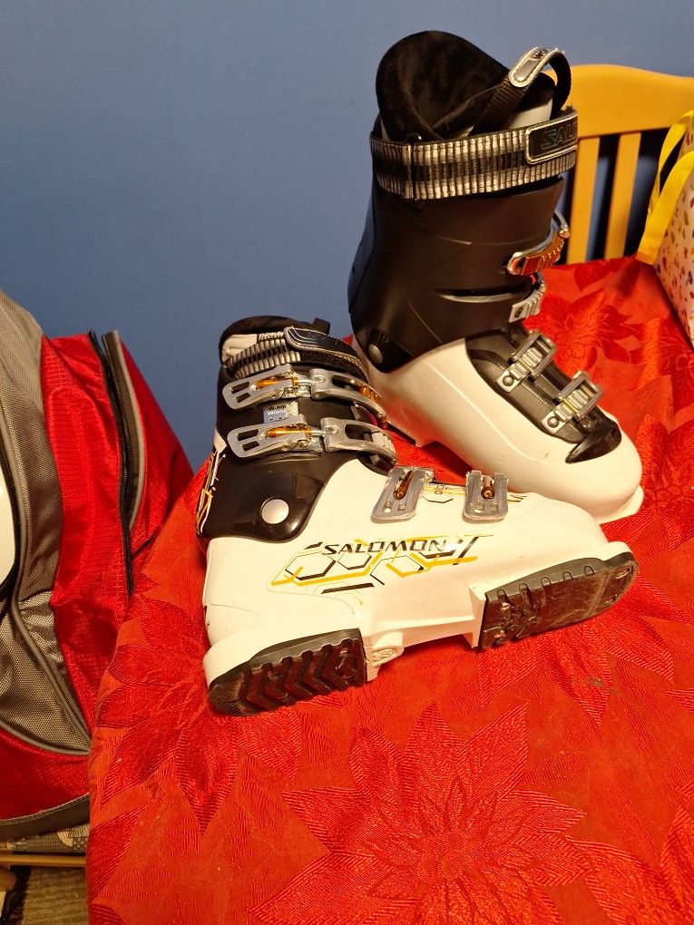 Like New Salomon Ski Boots Mondo 26.5. Us 9. 