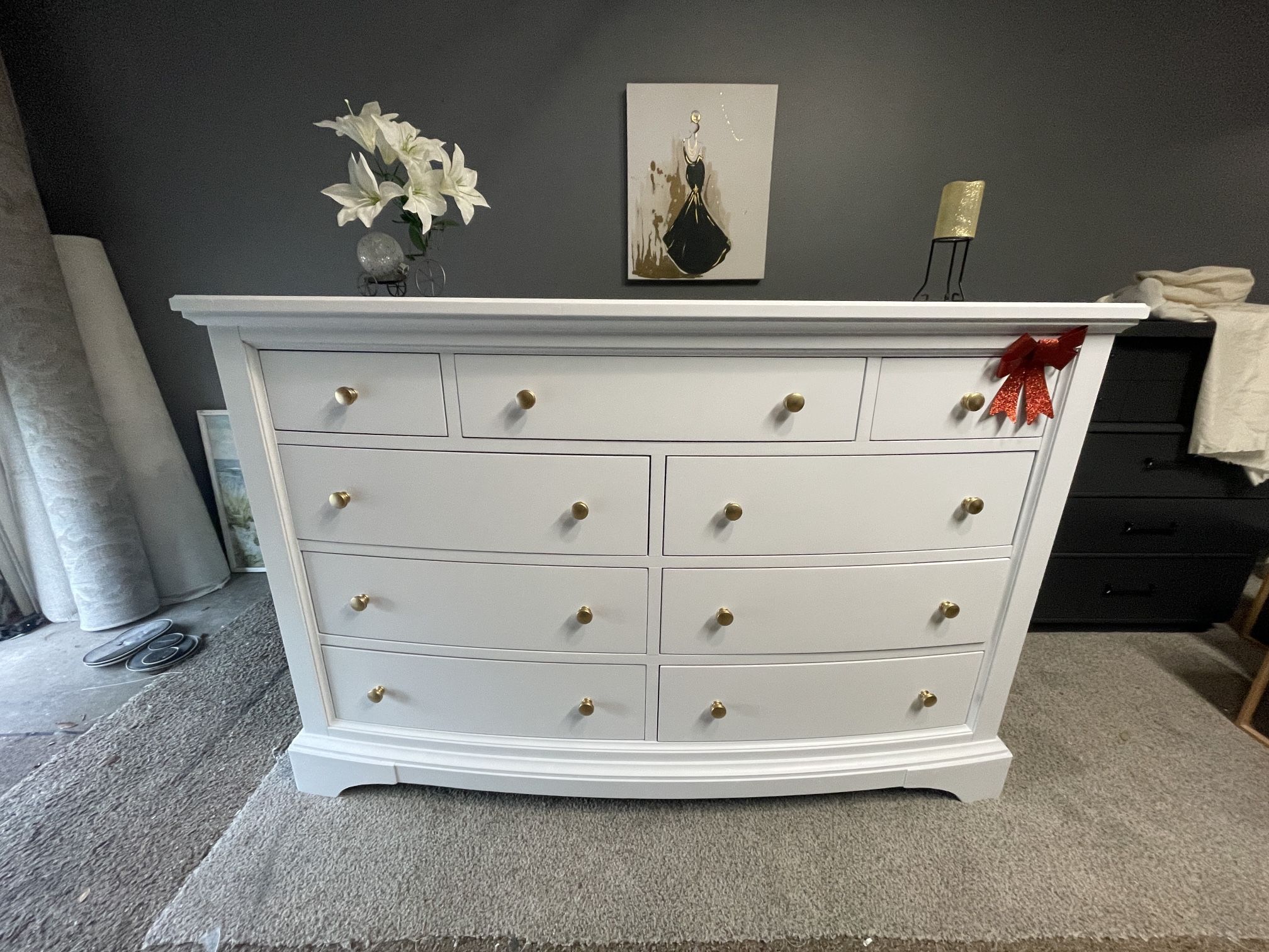 Christmas🎄special Gorgeous Ice sculpture white color n gold Great condition no scratches Great drawers 65”
