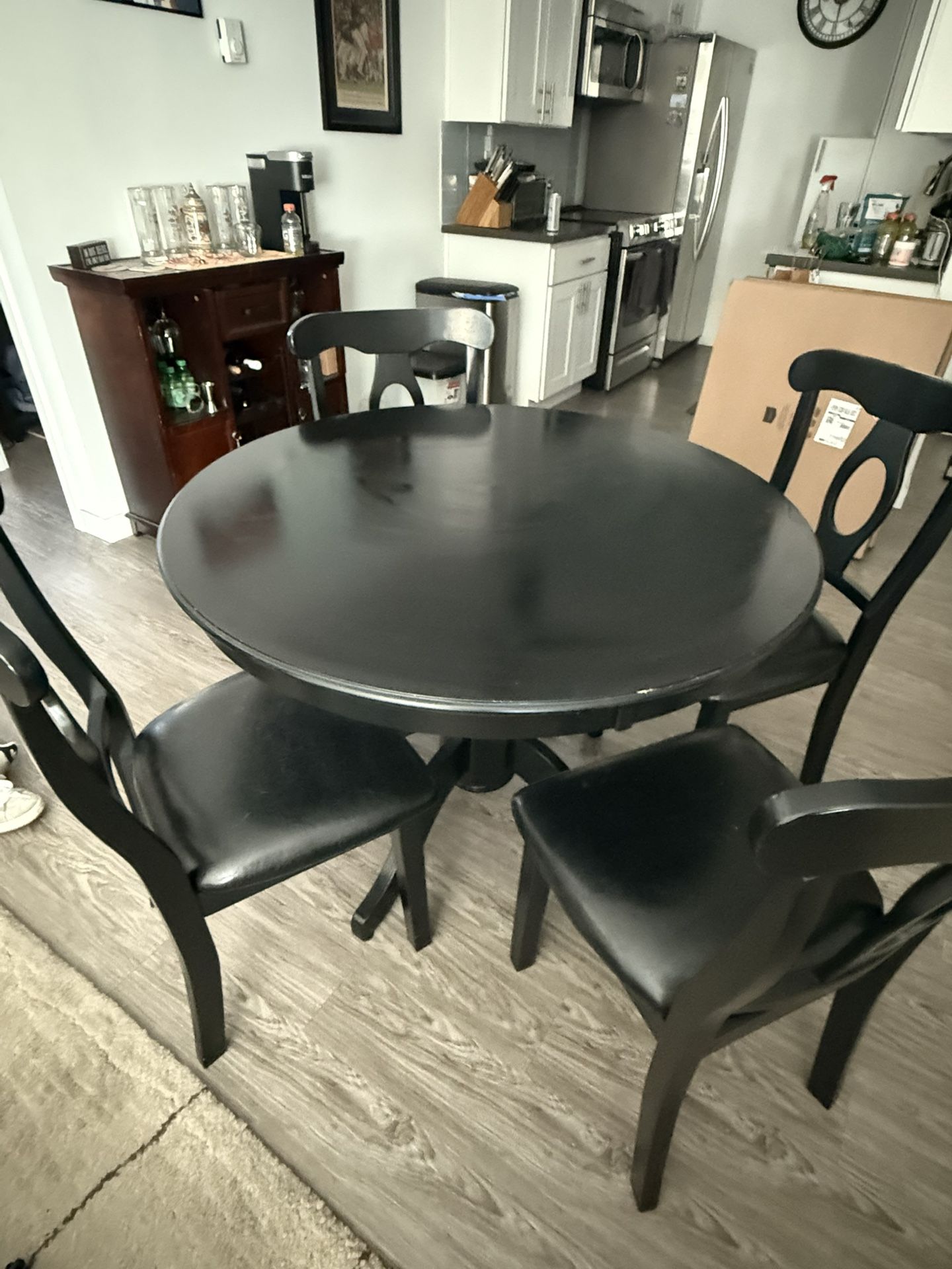 Dining Room Table / Chairs