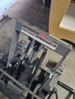 Pittsburgh 1500lb capacity atv/motorcycle lift