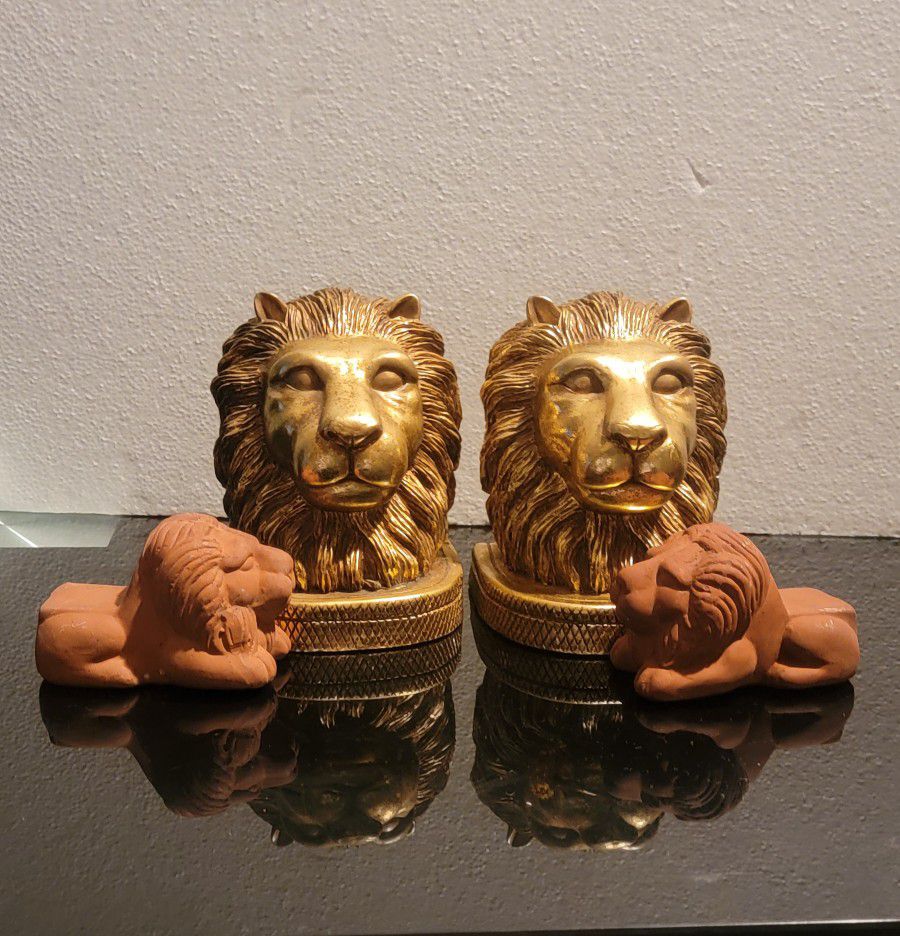 2 PAIR OF LIONS BOOKENDS 5 " RESIN GOLD AND 2  1/2 " CLAY LIONS BOOKENDS 