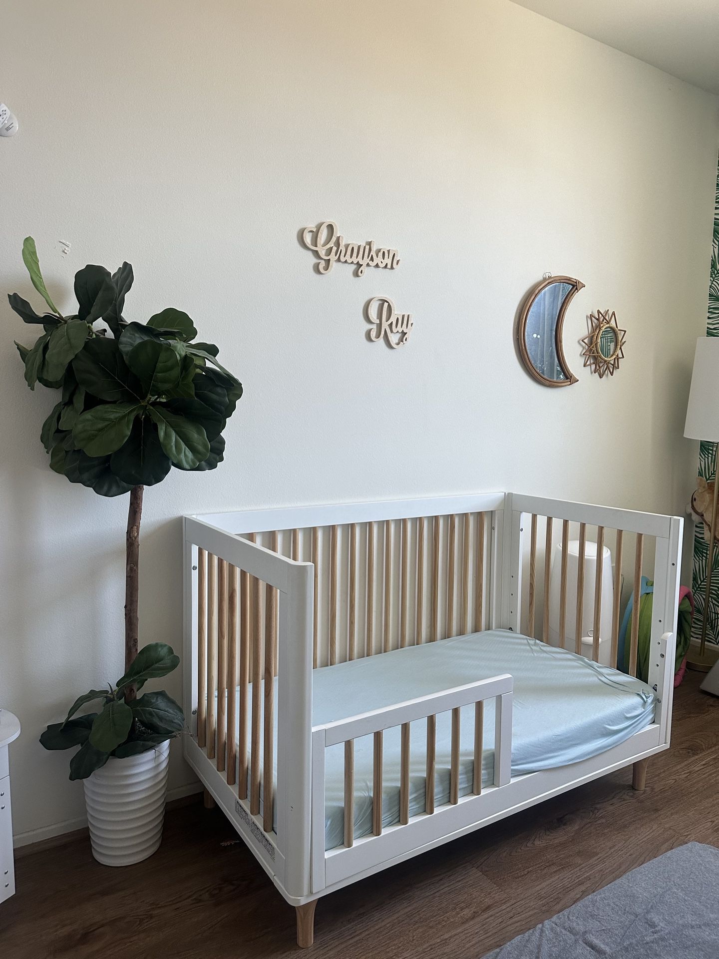 Baby Crib With Interchangeable Rails 