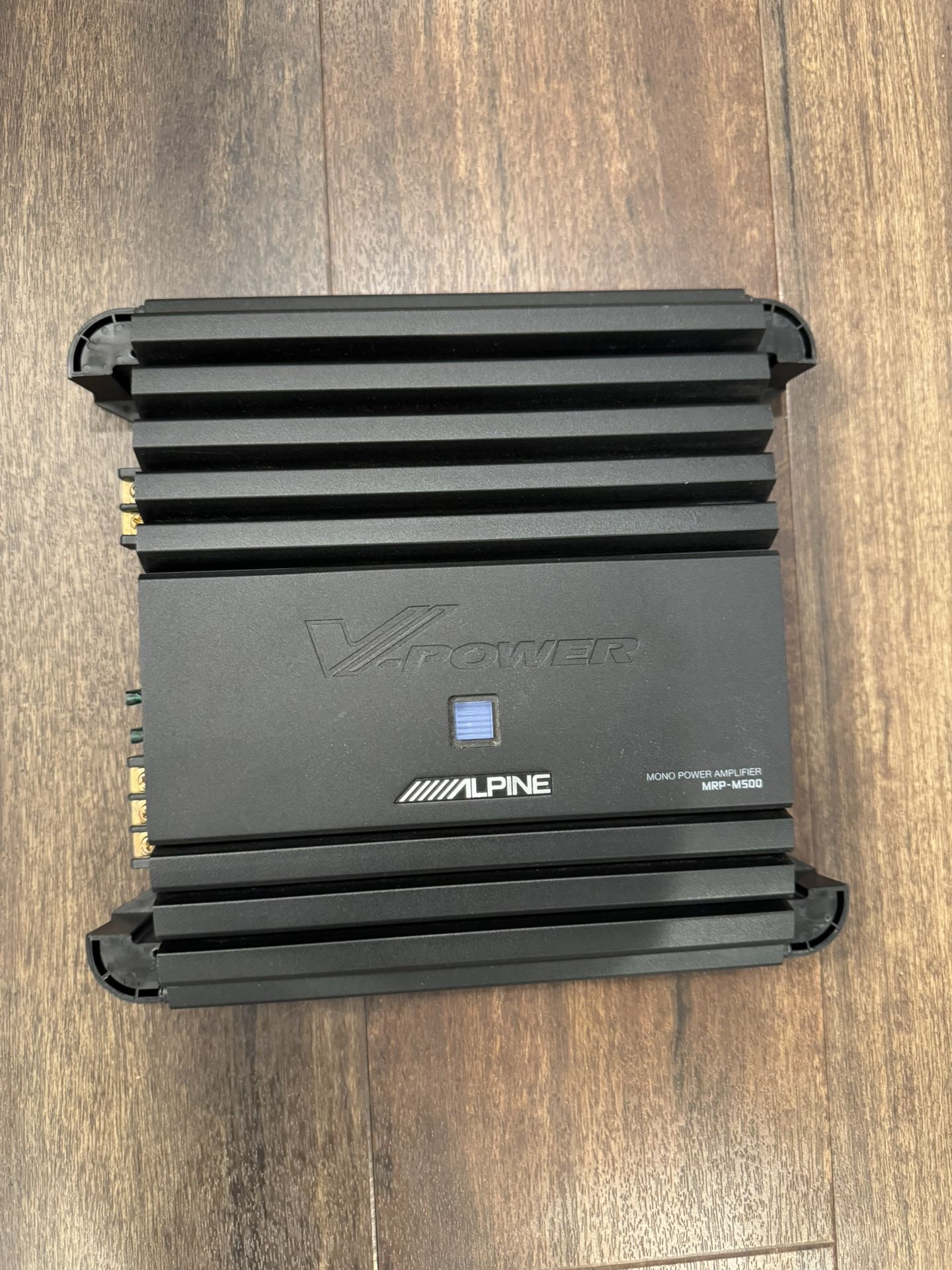Alpine V-Power MRP-M500 — a mono (single-channel) car subwoofer amplifier.