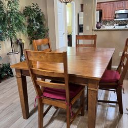 Table Set    4  Chairs.  ( Leaf. For Bigger Table ) 