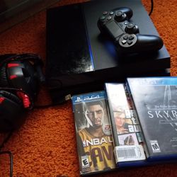 Ps 4 With Controller And Games