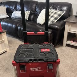 Milwaukee PACKOUT 22 in. Rolling Low Profile Handle Tool Box Black/Red