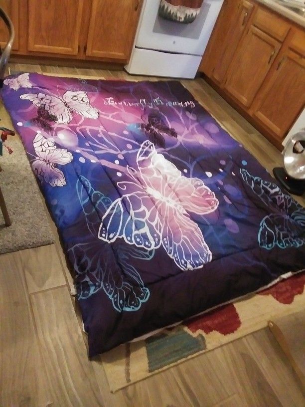 Free ( Just Washed) 5x 7 Foot Beautiful Comforter For Someone In Need. Perfect Condition