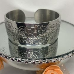 Vintage Kirk Stieff Pewter Cuff Bracelet, Jonquil Daffodils 900-2 Violet Floral Design