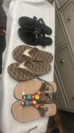 sandalias 2 MK las otras son nuevas de México