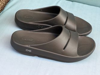 Oofos slides M/9 W/11