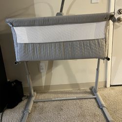 Brand new Baby Bassinet - Never used! $100