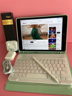 Apple IPad 8th Generation (10.2” Retina /Latest iOS 26/ 2020 model) 32GB with stylus pen, keyboard & Accessories