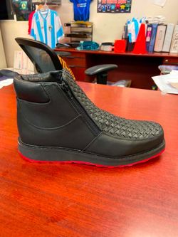 Zapatos de piel petatillo con suela roja y con cierres