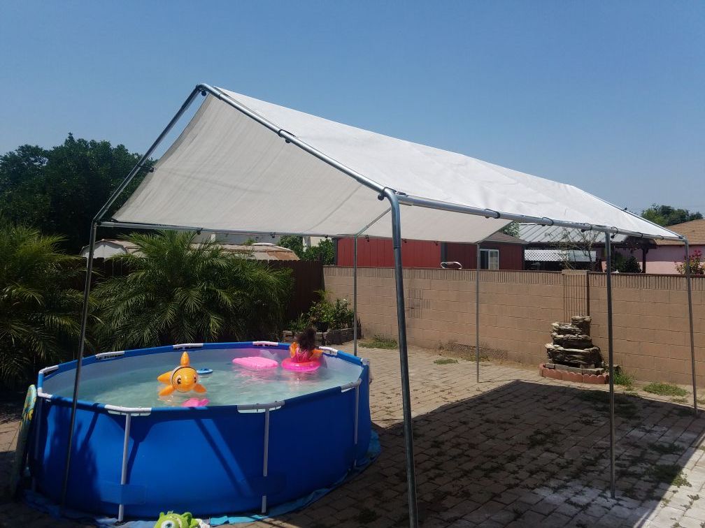 10X18 CANOPY TENT HEAVY DUTY NO ES MATERIAL QUE TODO VIENEN EL CAJA OR TIPO PLASTICO!!!