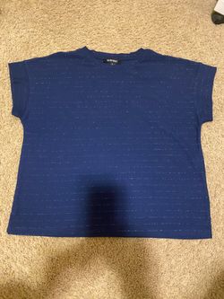 Women’s  Shirt.   Size  L.