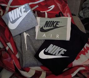 Nike Clothing Bundle – 4 Pieces