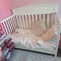 2 diferentes camas una se convierte en cuna para revien nacido y la otra cama es para niño de 1 años 6 años