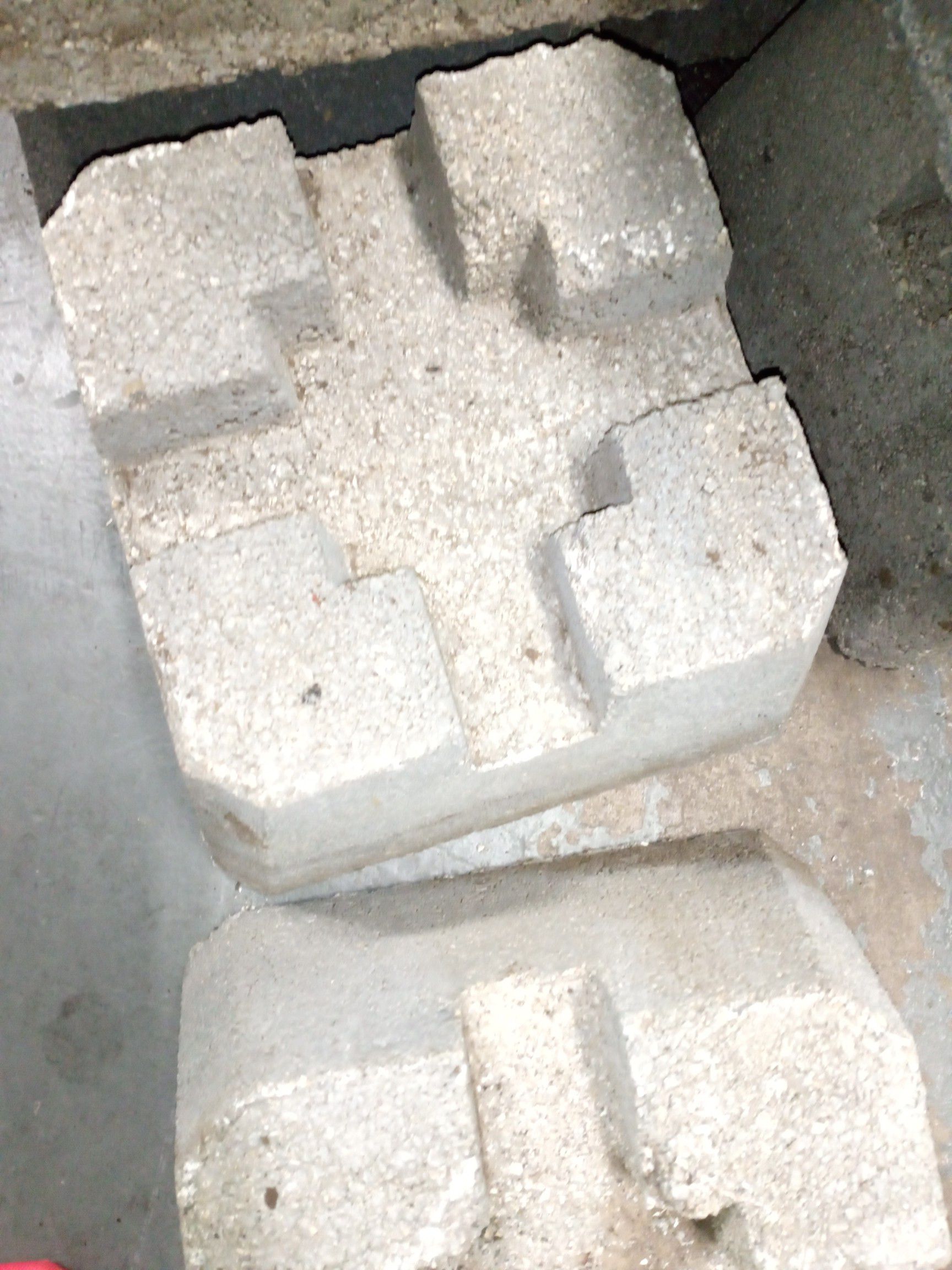 Concrete leveling center blocks