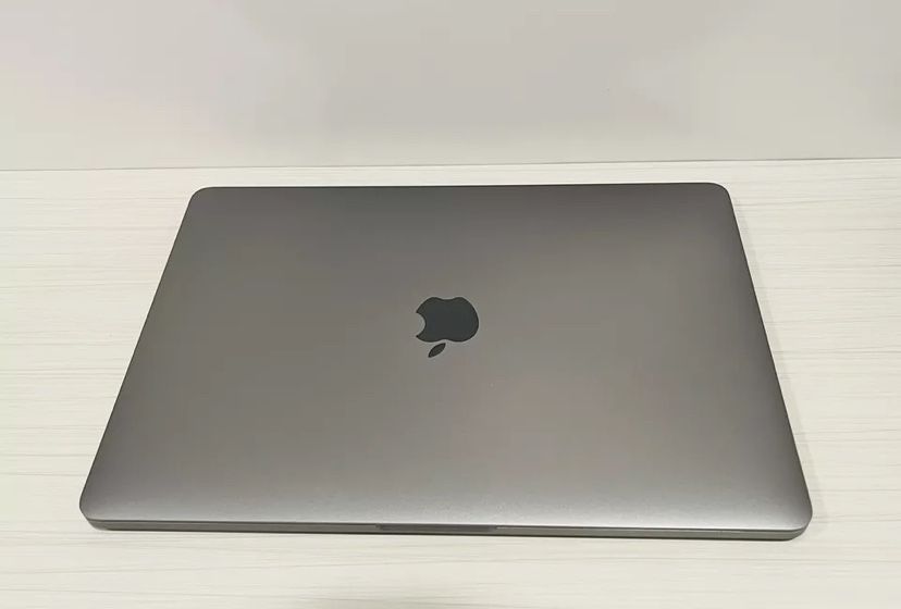 MacBook Pro 13” Silver with Touch Bar
