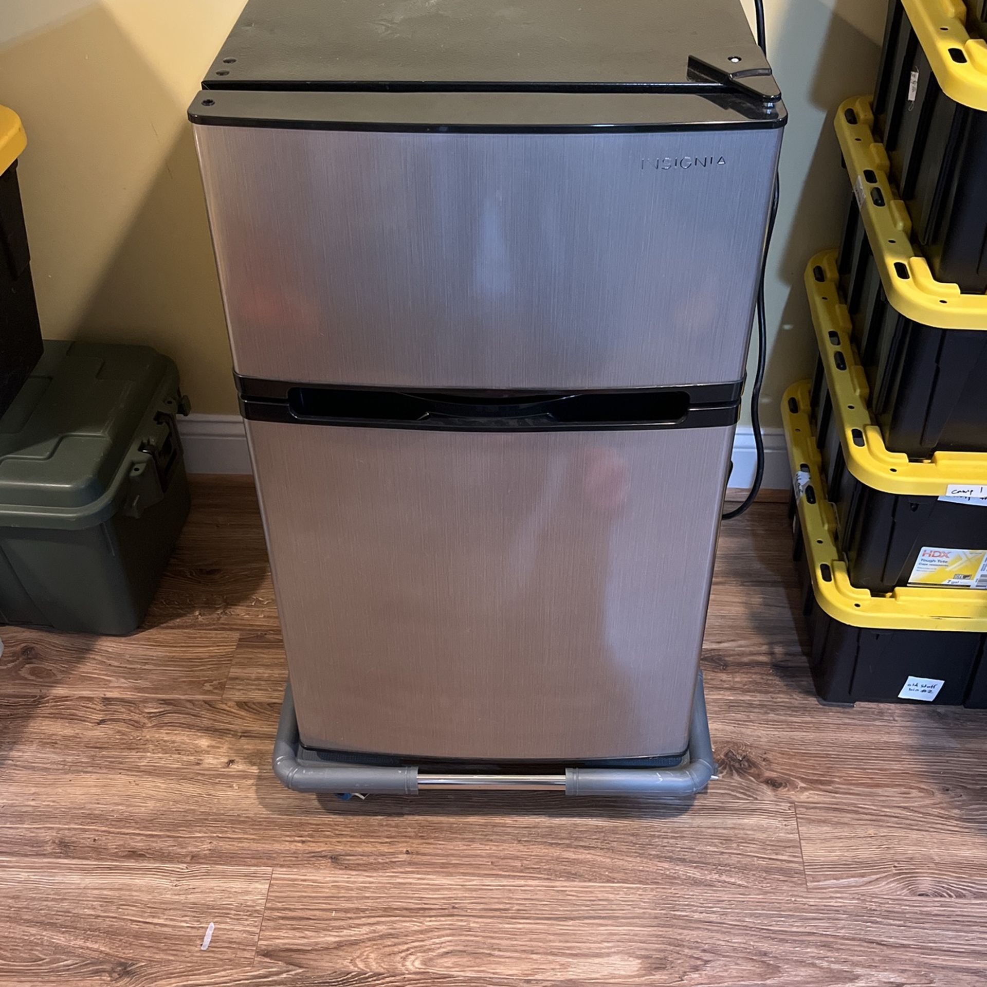 Insignia Mini Fridge+freezer With Accessories