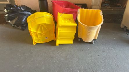 4 mop buckets 2 new 1 lightly used 1 used