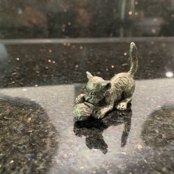 Hudson Pewter Cat with Ball of Yarn Miniature Figurine — Signed & Dated 2014