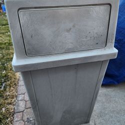 Rubbermaid Commercial indoor outdoor swing lid