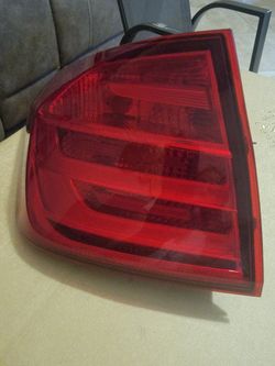 2015 bmw 328i rear left tail light assembly with new bulb socket