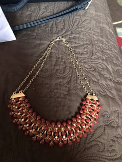 Collar rojo y oro