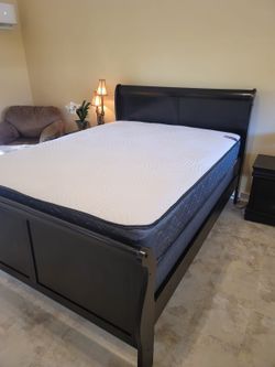 NEW QUEEN-SIZE MATTRESS AND BOX SPRING - 2PC