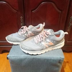New Balance Ladies Size 10 Sneakers 