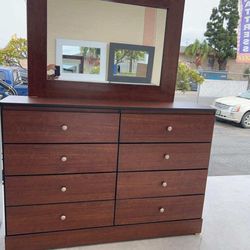 Dresser With Mirror 