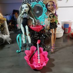 2 Monster High Doll With Vanity And Shower